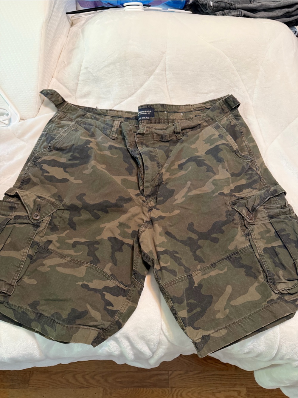 American Eagle Olive Green Camo Cargo Shorts size 44